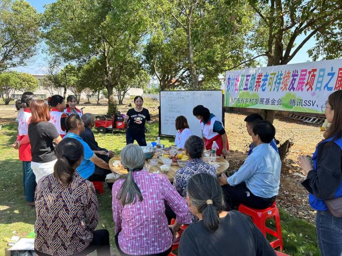 10月23日，廣東韶關(guān)農(nóng)村的互助養(yǎng)老探索，結(jié)合仁化縣董塘鎮(zhèn)新龍村的重陽(yáng)節(jié)活動(dòng)，將村支書、婦女主任、項(xiàng)目管理人員、新龍村助老員、村民志愿者、健康熱心的老人聚集在一起。 受訪者供圖