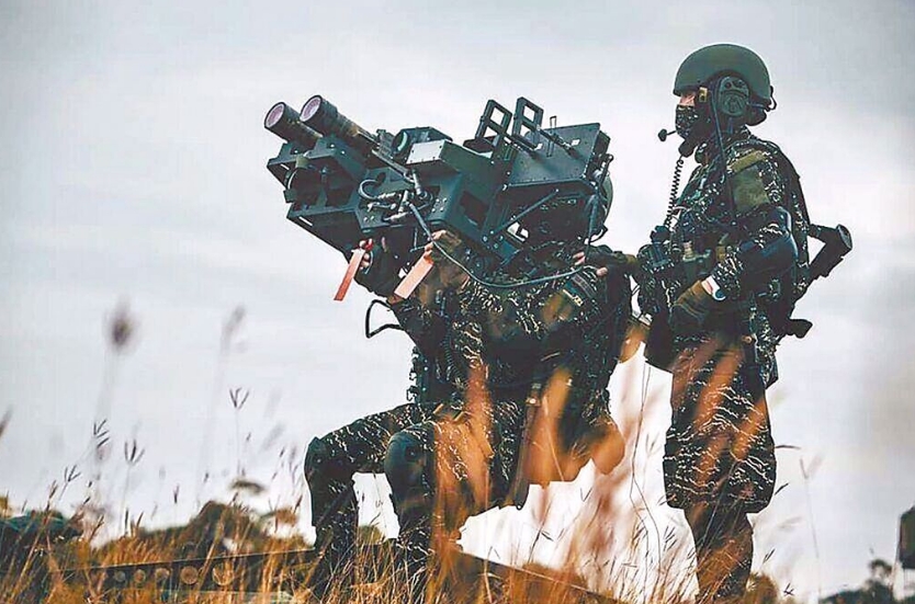 臺海軍陸戰(zhàn)隊肩抗“毒刺”導(dǎo)彈發(fā)射器準(zhǔn)備射擊。圖片來源：臺灣“中時新聞網(wǎng)”。