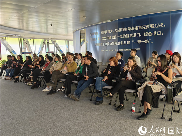 外媒記者探訪天津港北疆港區(qū)C段智能化集裝箱碼頭。人民網(wǎng)記者 符園園攝