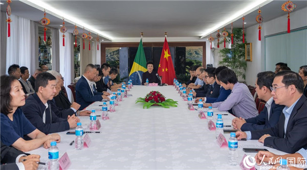 當(dāng)?shù)貢r(shí)間10月23日，國(guó)務(wù)院僑務(wù)辦公室主任陳旭（中）在巴西里約熱內(nèi)盧出席國(guó)務(wù)院僑辦代表團(tuán)與里約僑界座談會(huì)。  王天聰 攝