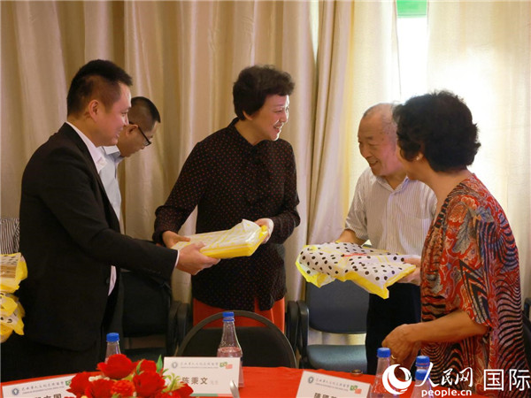 當(dāng)?shù)貢r(shí)間10月23日，國(guó)務(wù)院僑務(wù)辦公室主任陳旭（中）在巴西華人文化交流協(xié)會(huì)會(huì)館出席里約僑界舉辦的重陽(yáng)節(jié)敬老聯(lián)歡活動(dòng)，并為里約僑界長(zhǎng)者代表送上慰問(wèn)品。  人民網(wǎng)記者 陳海琪攝
