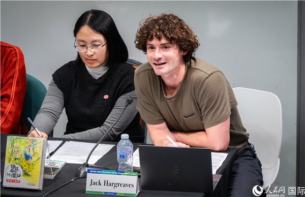 4、英國(guó)漢學(xué)家沈如風(fēng)對(duì)中國(guó)文學(xué)譯作的未來(lái)充滿期待。郭錦標(biāo)攝