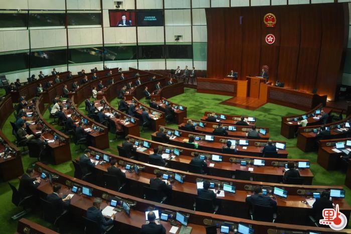 李家超在立法會(huì)宣讀新一份施政報(bào)告。圖片來(lái)源：香港“點(diǎn)新聞” 麥鈞杰 攝