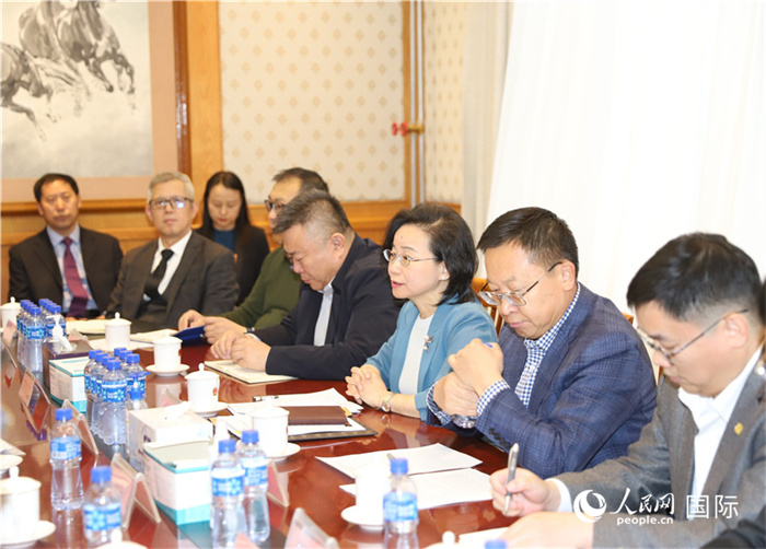 1.2023年10月30日，沈敏娟（右三）大使與中企代表座談。人民網(wǎng)記者 霍文攝