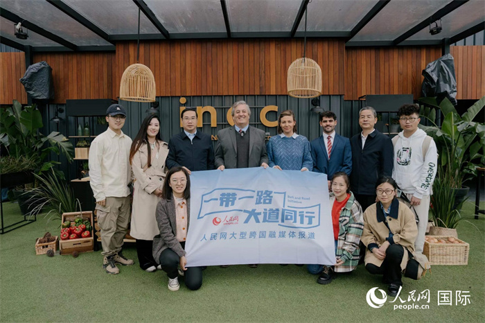 在烏拉圭第118屆普拉多牧農(nóng)業(yè)國際博覽會上，烏拉圭國家肉類協(xié)會主席與人民網(wǎng)記者合影。人民網(wǎng)記者 張若涵攝