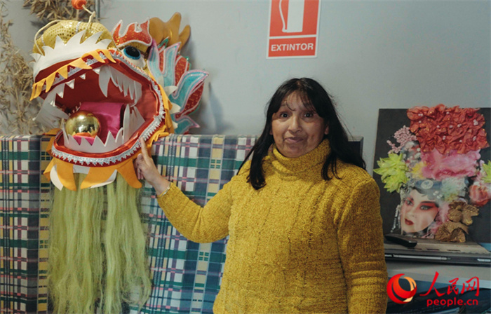 “熊貓閱覽室”一角。盧漢·梅洛為記者展示大使館贈送的龍頭。人民網(wǎng)記者 張若涵攝