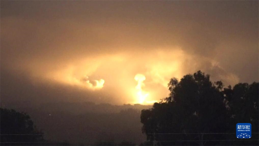 這張從以色列國防軍發(fā)布視頻中截取的圖片顯示，10月27日晚，以軍進(jìn)入加沙地帶開展地面行動。新華社發(fā)