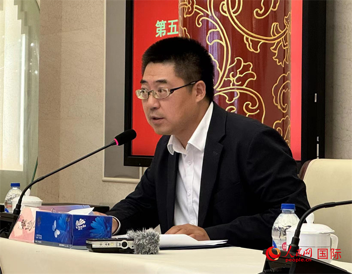 10月31日，歐美同學(xué)會(huì)副秘書長(zhǎng)滕劍峰在第五屆中法文化論壇媒體吹風(fēng)會(huì)上講話。（人民網(wǎng) 謝瑩攝）