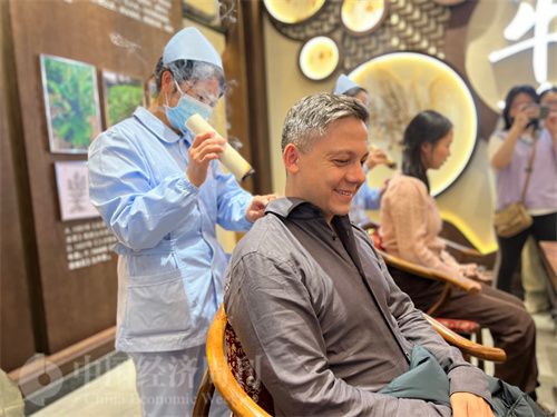   （外媒記者體驗艾灸。中國經(jīng)濟周刊記者 郭志強 攝）