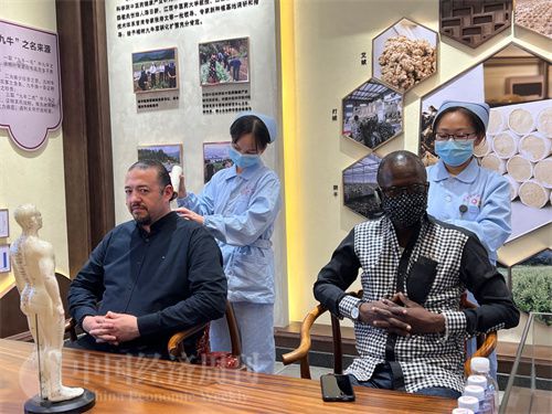   （外媒記者爭先恐后體驗艾灸，直呼神奇。中國經(jīng)濟周刊記者 郭志強 攝）