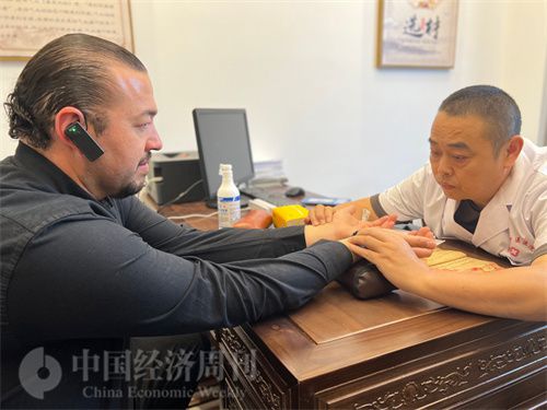   （外媒記者走進中醫(yī)堂，問診中醫(yī)名師。中國經(jīng)濟周刊記者 郭志強攝）