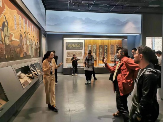  2023“一帶一路”媒體合作論壇聯(lián)合采訪團參觀中國藥都中醫(yī)藥博物館。（本報記者 黃超攝）