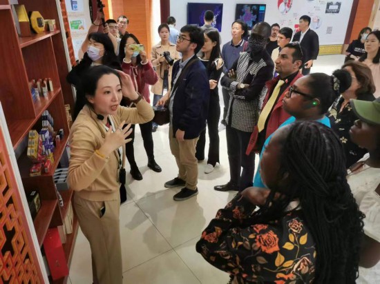 2023“一帶一路”媒體合作論壇聯(lián)合采訪團參觀仁和863科技園產品展示區(qū)。（本報記者 黃超攝）
