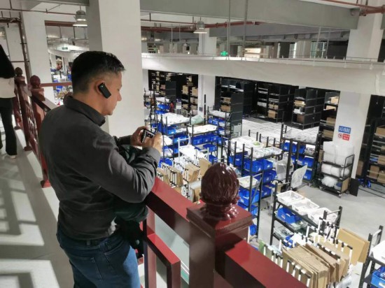 2023“一帶一路”媒體合作論壇聯(lián)合采訪團團員在仁和醫(yī)藥物流園拍攝記錄轉運流程。（本報記者 黃超攝）