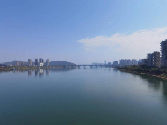 　　10月24日，在清水塘大橋景觀通道上拍攝的湘江景色。本報(bào)記者 常雯宜攝