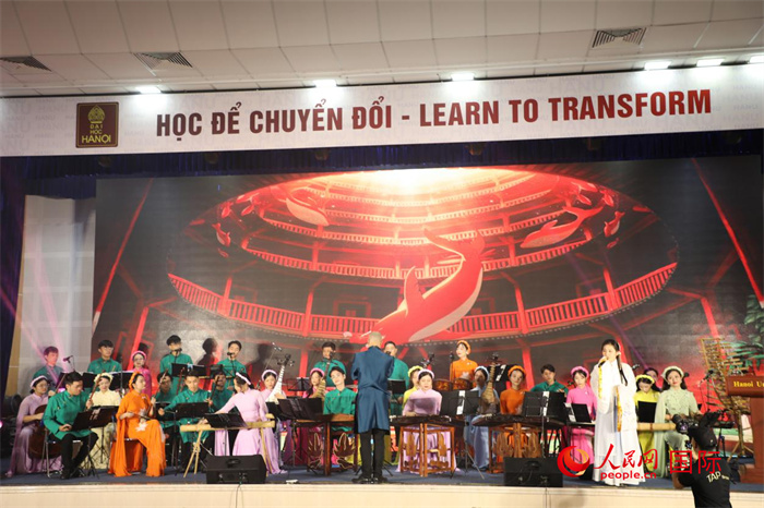 越南新活力民族樂團(tuán)的藝術(shù)家在進(jìn)行演奏。人民網(wǎng)記者楊曄攝