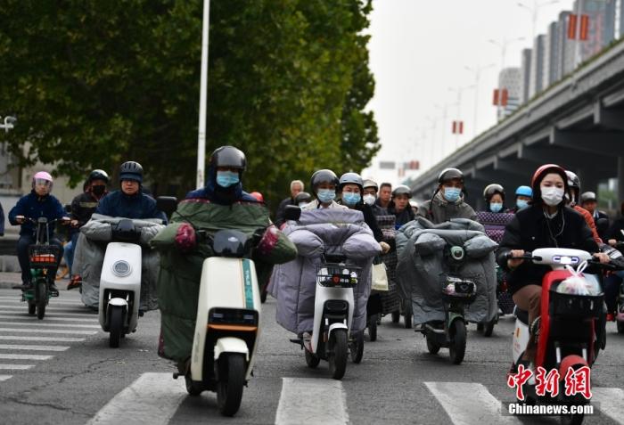 11月3日，河北石家莊迎降溫天氣，市民“捂”裝出行。 <a target='_blank' href='/'><p  align=