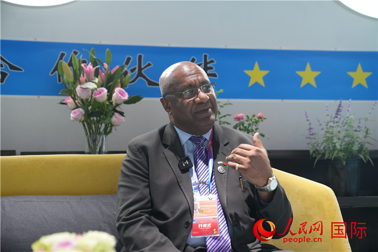 斐濟(jì)副總理兼貿(mào)易部長卡米卡米加談參加進(jìn)博會感受。人民網(wǎng)記者 吳超嵐攝