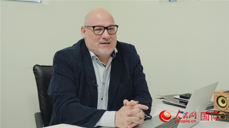 烏拉圭《共和國報》總編輯胡安·布蘭卡接受人民網專訪。人民網記者 張若涵攝