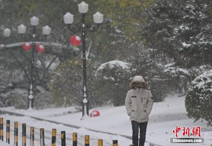 圖為市民在雪中出行。 <a target='_blank' href='/' ><p  align=