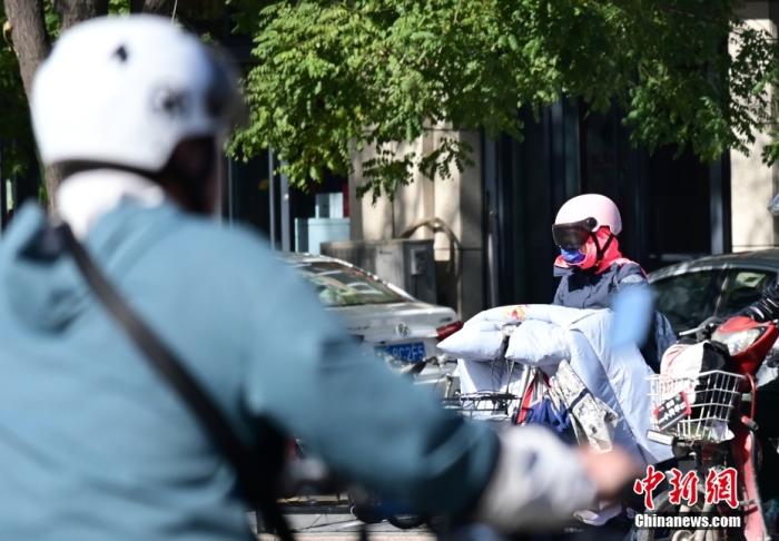 石家莊街頭，市民紛紛穿上厚厚的外套“捂”裝前行。 <a target='_blank' href='/'><p  align=