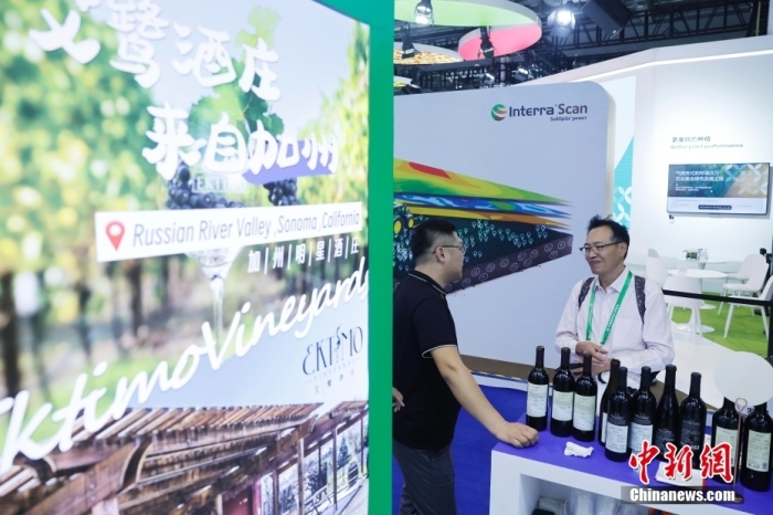 11月6日，參觀者與展臺(tái)工作人員交流。當(dāng)日，第六屆中國(guó)國(guó)際進(jìn)口博覽會(huì)在國(guó)家會(huì)展中心(上海)舉行。據(jù)上海美國(guó)商會(huì)官網(wǎng)消息，為進(jìn)一步加強(qiáng)中美經(jīng)貿(mào)聯(lián)系，上海美國(guó)商會(huì)與美國(guó)農(nóng)業(yè)部合作參展2023年第六屆中國(guó)國(guó)際進(jìn)口博覽會(huì)。今年是美國(guó)政府首次設(shè)立官方展館。<a target='_blank' href='/'><p  align=