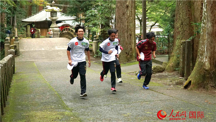 中日青少年在百年古剎里奔跑，揮灑青春的汗水。人民網(wǎng) 蔣曉辰攝