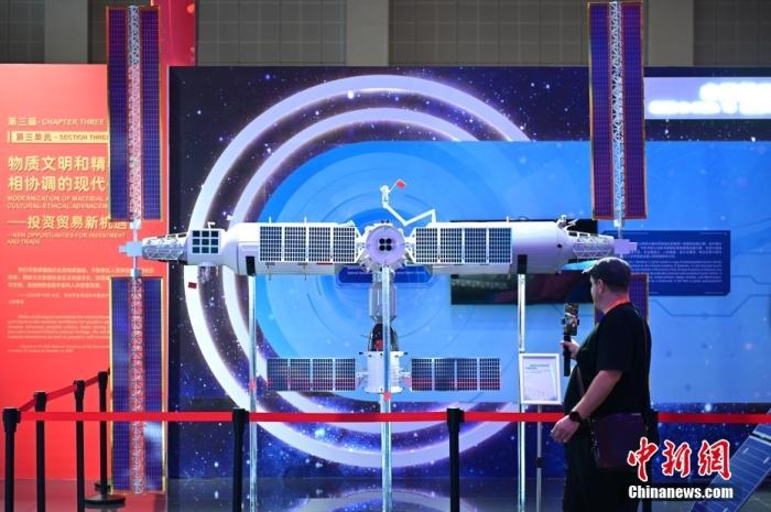 11月5日，觀眾在進(jìn)博會(huì)中國(guó)館參觀拍攝中國(guó)空間站模型。<a target='_blank' href='/'><p  align=