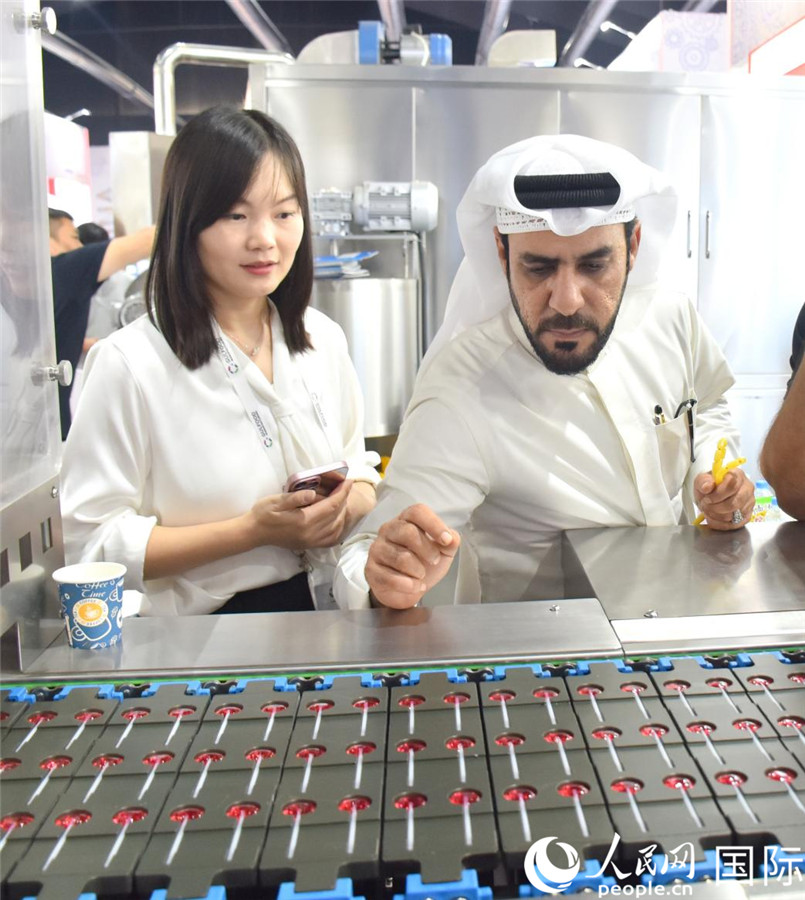 阿方展商在查看中企產(chǎn)品。人民網(wǎng)塔里克·易卜拉欣攝