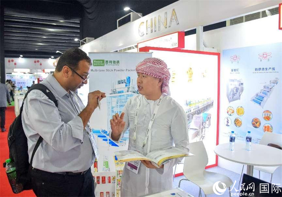 中外展商交流。 人民網(wǎng)塔里克·易卜拉欣攝