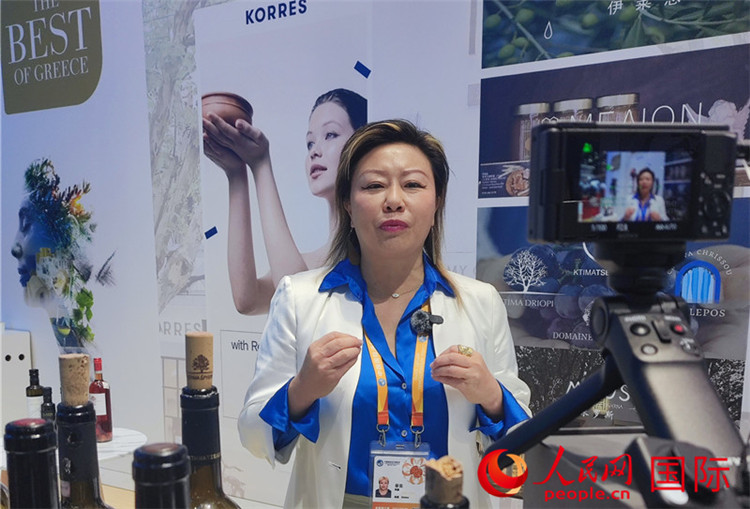 希華集團(tuán)聯(lián)合創(chuàng)始人兼總裁索菲亞女士接受采訪。人民網(wǎng) 殷韜攝