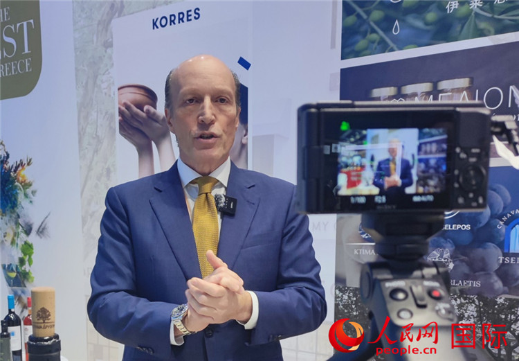 希華集團(tuán)創(chuàng)始人兼首席執(zhí)行官甘德密先生接受采訪。人民網(wǎng) 殷韜攝