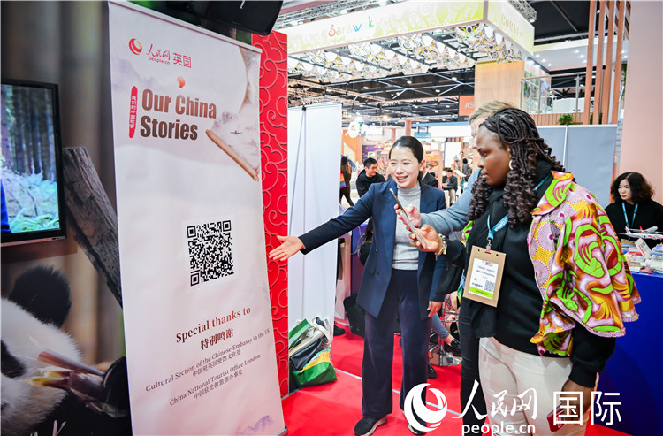 觀眾掃碼《我們的中國(guó)故事》系列視頻。人民網(wǎng) 郭錦標(biāo)攝