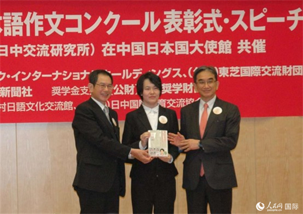 日本駐華大使垂秀夫（右一）、日本僑報社總編輯段躍中（左一）和趙志琳同學合影留念。人民網(wǎng)記者 陳建軍攝
