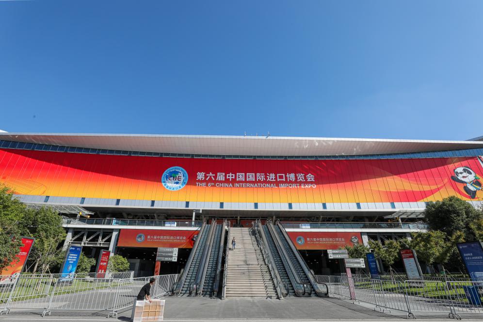 這是第六屆進(jìn)博會(huì)場館國家會(huì)展中心（上海）外景（2023年11月2日攝）。新華社記者 辛夢晨 攝