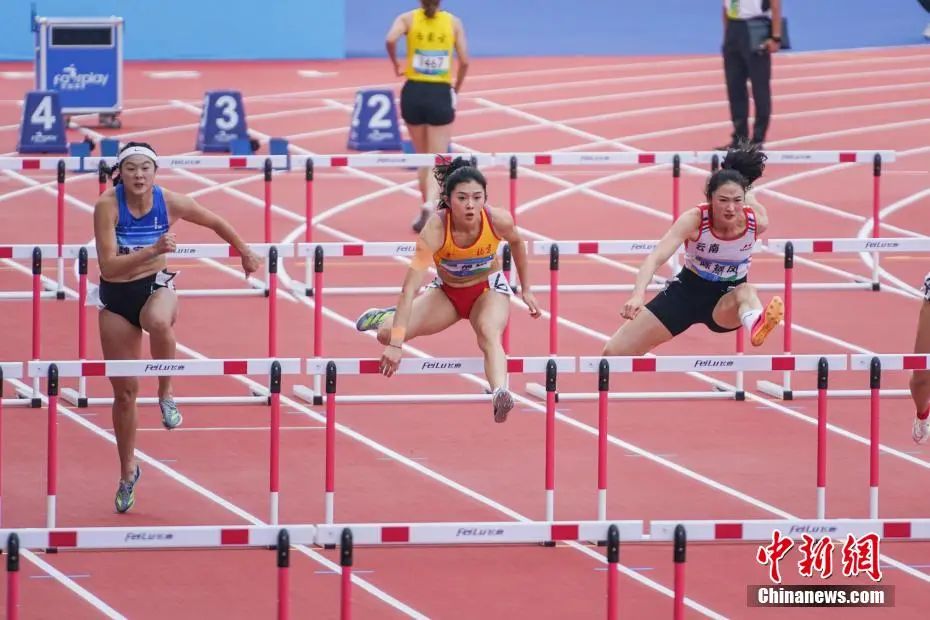 第一屆全國學生(青年)運動會田徑女子大學乙組100米欄決賽中，吳艷妮輕松奪冠。圖為吳艷妮在比賽中。陳冠言 攝