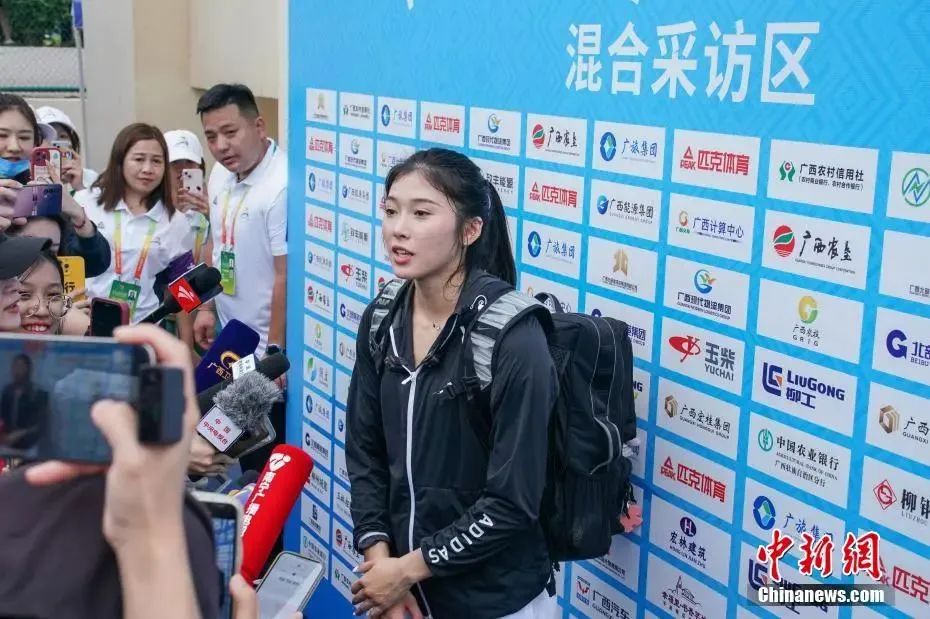 圖為吳艷妮在10日比賽結束后接受媒體采訪。陳冠言 攝