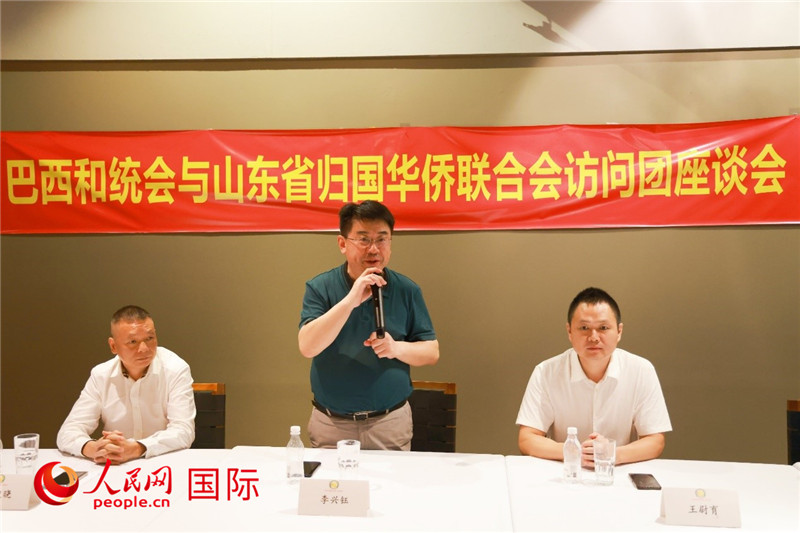 中國僑聯(lián)副主席、山東省僑聯(lián)主席李興鈺（中）在座談會上致辭。人民網(wǎng)記者 陳海琪攝