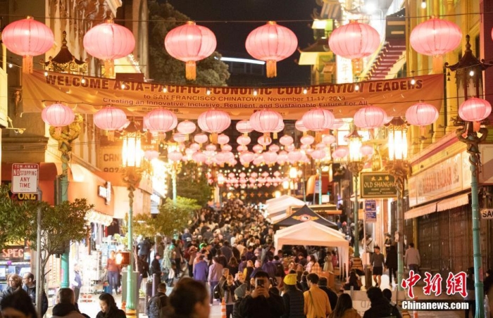 當(dāng)?shù)貢r(shí)間11月10日，美國(guó)舊金山唐人街夜市人頭攢動(dòng)。亞太經(jīng)合組織(APEC)第三十次領(lǐng)導(dǎo)人非正式會(huì)議將在舊金山舉行，當(dāng)?shù)靥迫私钟?jì)劃舉辦包括夜市在內(nèi)的多場(chǎng)活動(dòng)，以吸引與會(huì)者、游客和市民的光顧。<a target='_blank' href='/'><p  align=
