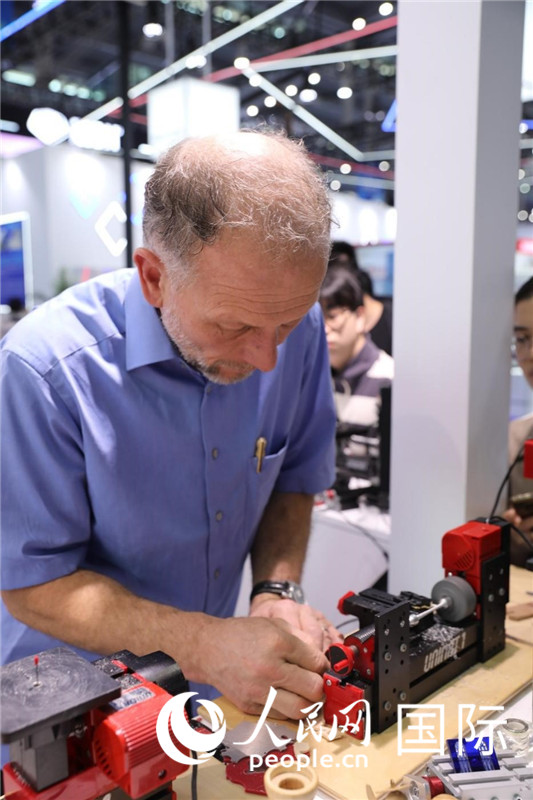 第25屆中國國際高新技術成果交易會15日在深圳開幕，圖為展商現(xiàn)場演示精密加工工具。人民網(wǎng)記者 魯揚攝