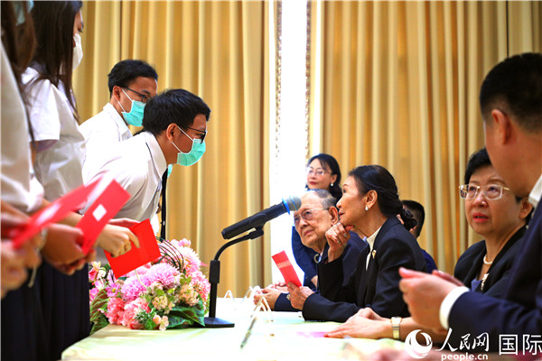 圖為獎(jiǎng)助學(xué)金頒發(fā)現(xiàn)場(chǎng)。人民網(wǎng)記者 白元琪攝