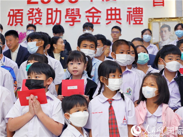 圖為出席嘉賓和現(xiàn)場(chǎng)獲獎(jiǎng)學(xué)生合影留念。人民網(wǎng)記者 白元琪攝