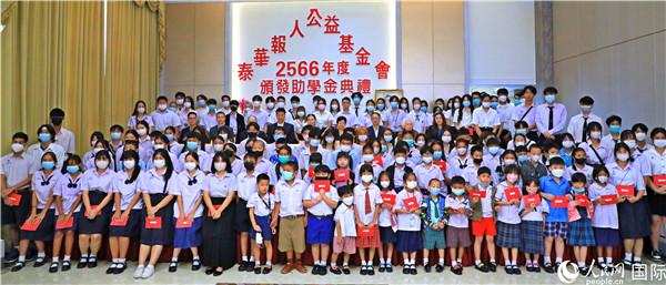 圖為出席嘉賓和現(xiàn)場(chǎng)獲獎(jiǎng)學(xué)生合影留念。人民網(wǎng)記者 白元琪攝