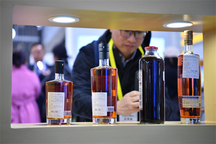 11月16日，觀眾在第七屆絲博會上參觀阿塞拜疆展位上的酒水產品。新華社記者 邵瑞 攝