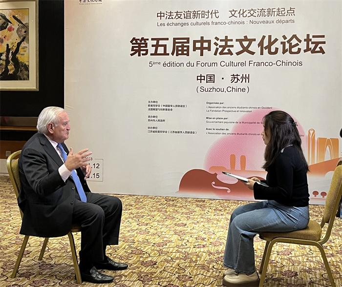 法國前總理、法國展望與創(chuàng)新基金會主席讓-皮埃爾·拉法蘭接受人民網(wǎng)的采訪。（國際在線供圖）