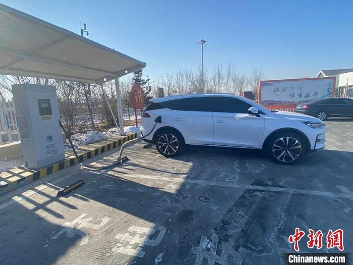 資料圖：新能源汽車正在充電。　李丹 攝