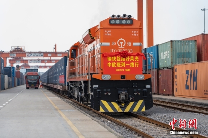 資料圖：河南鄭州，一列滿載貨物的中歐班列(鄭州)從中國鐵路鄭州局集團有限公司圃田車站駛出，開往德國漢堡。<a target='_blank' href='/'><p  align=