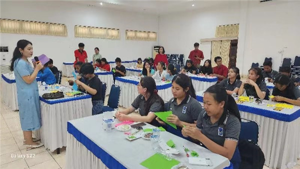 巴陵康孔子學(xué)院中方院長朱敏霞講解中國的二十四節(jié)氣。主辦方供圖