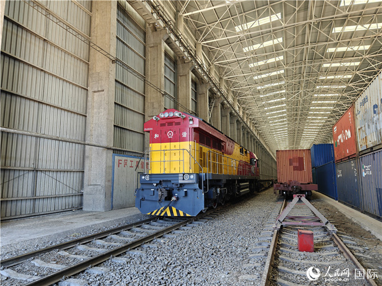 換裝完畢的中歐班列即將從換裝庫內(nèi)駛出。人民網(wǎng)記者 劉潔妍攝