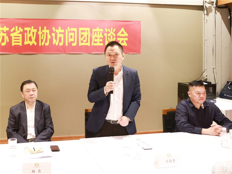 中國駐里約總領館副總領事王尉育（中）在座談會上致辭。人民網記者 陳海琪攝